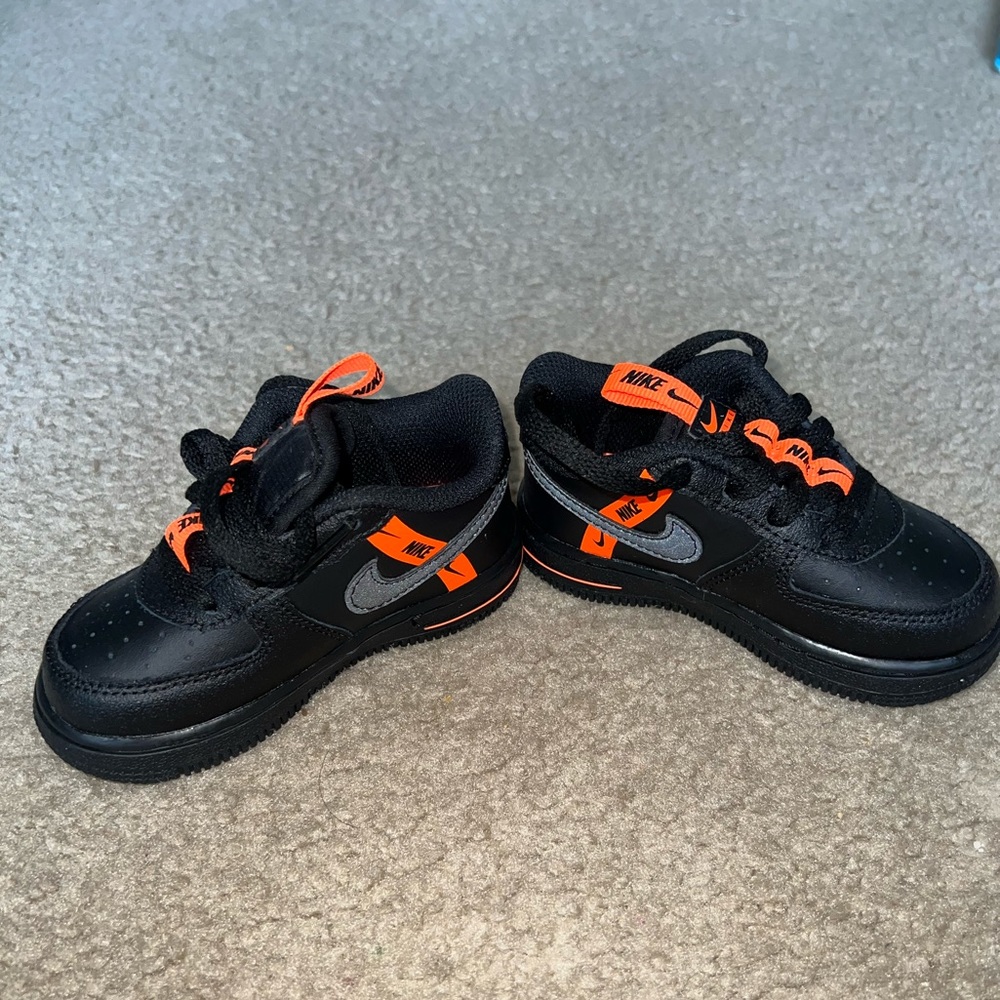 Nike Air Force 1 LV8 KSA "Black/Total Orange" in great condition!
